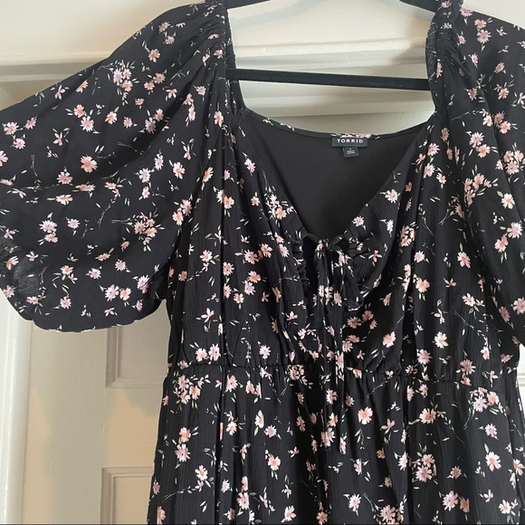 Torrid BLACK DITSY FLORAL CRINKLED GAUZE PUFF SLEEVE PEASANT DRESS 1x - Picture 6 of 9